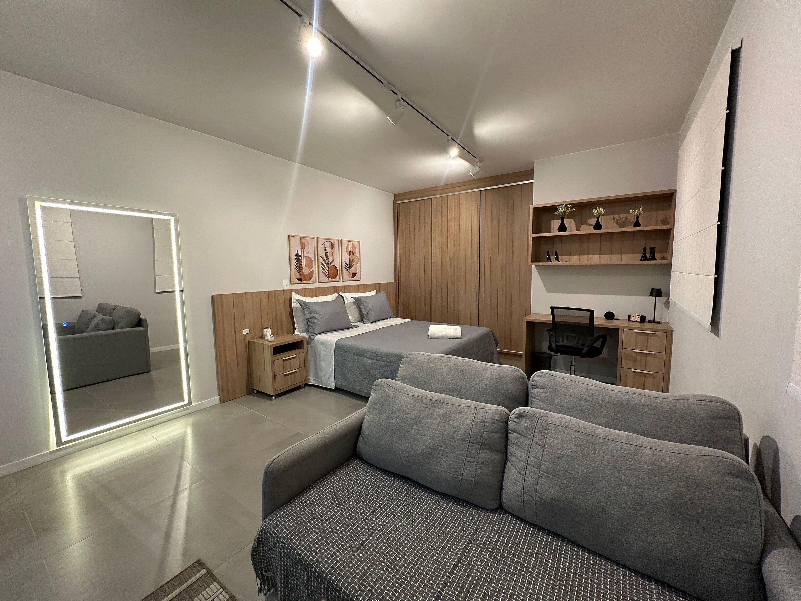 Espacio para trabajar con laptop y wifi gratis 