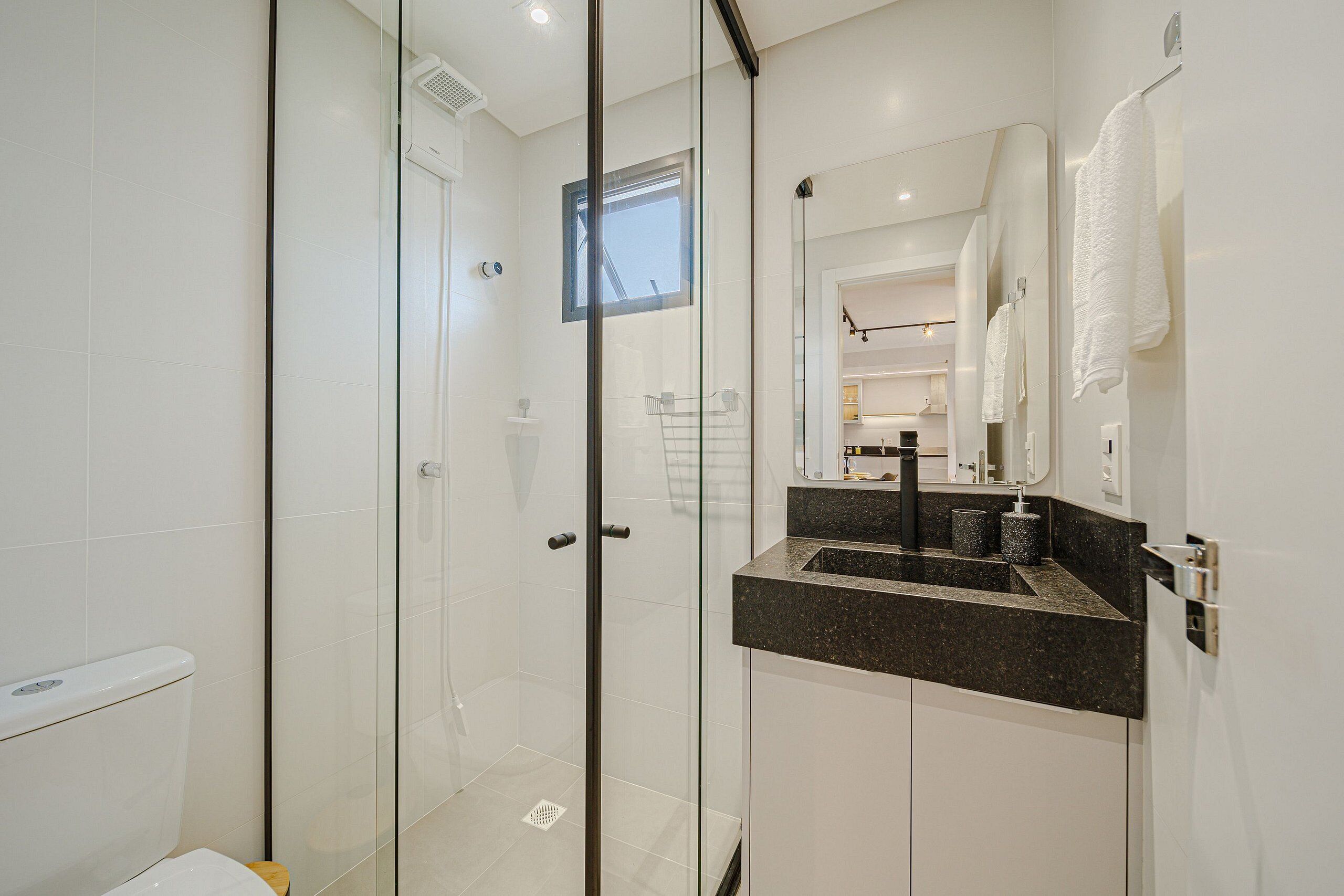 Apartment | Bathroom | Towels, soap, shampoo, toilet paper