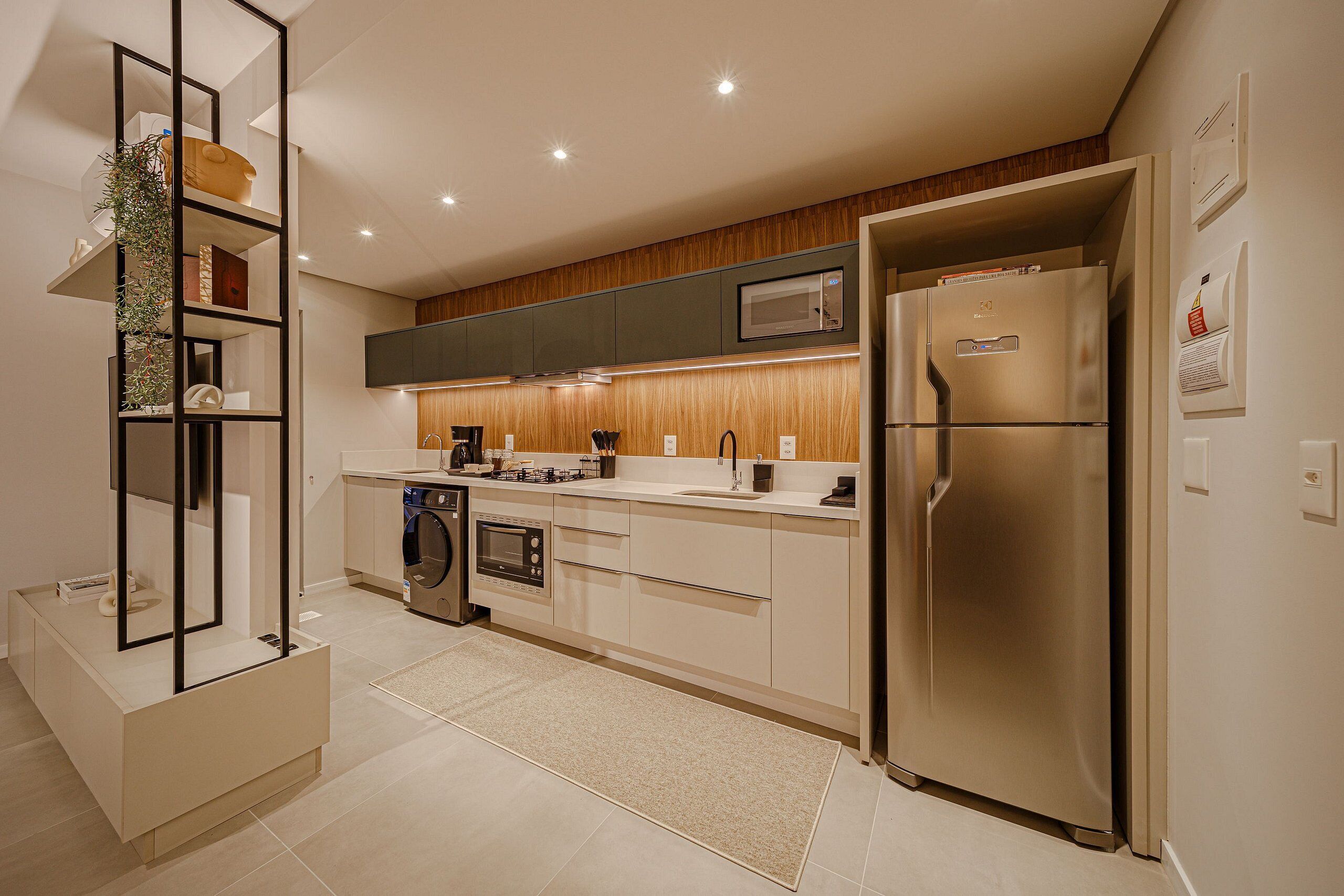 Apartemen | Dapur pribadi | Lemari es, microwave, kompor, dan peralatan masak/sendok-piring