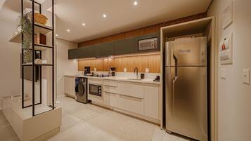 Apartemen | Dapur pribadi | Lemari es, microwave, kompor, dan peralatan masak/sendok-piring