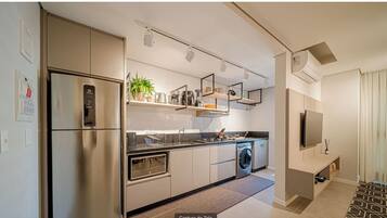 Kühlschrank, Mikrowelle, Herdplatte, Kochgeschirr/Geschirr/Besteck