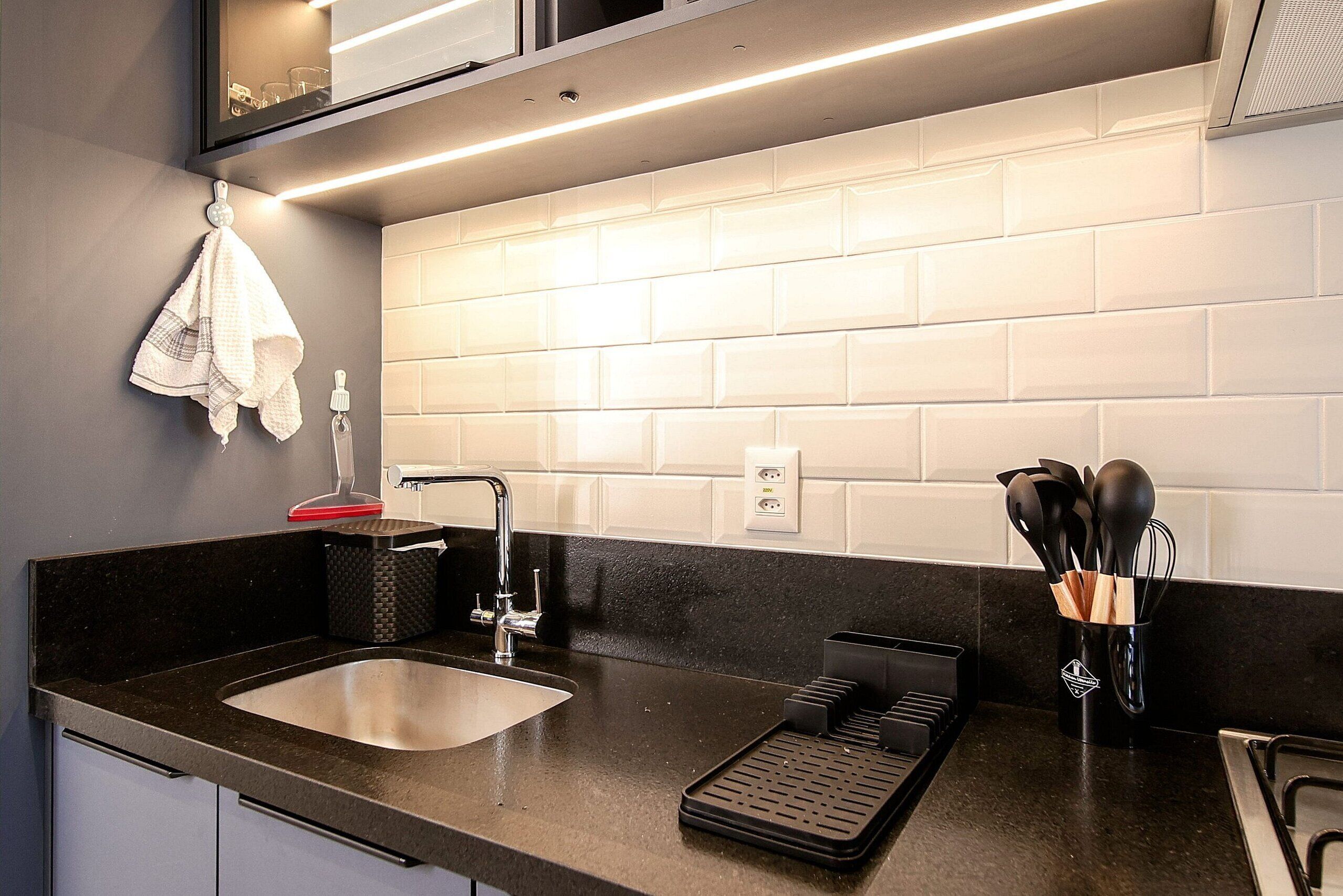 Apartamento | Cocina privada | Frigorífico, microondas, placa de cocina y utensilios de cocina