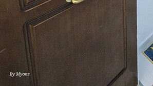 A wooden door with a brass handle and a number 13 sticker. - Apartment in Marechiaro Int 13 (Napoli)