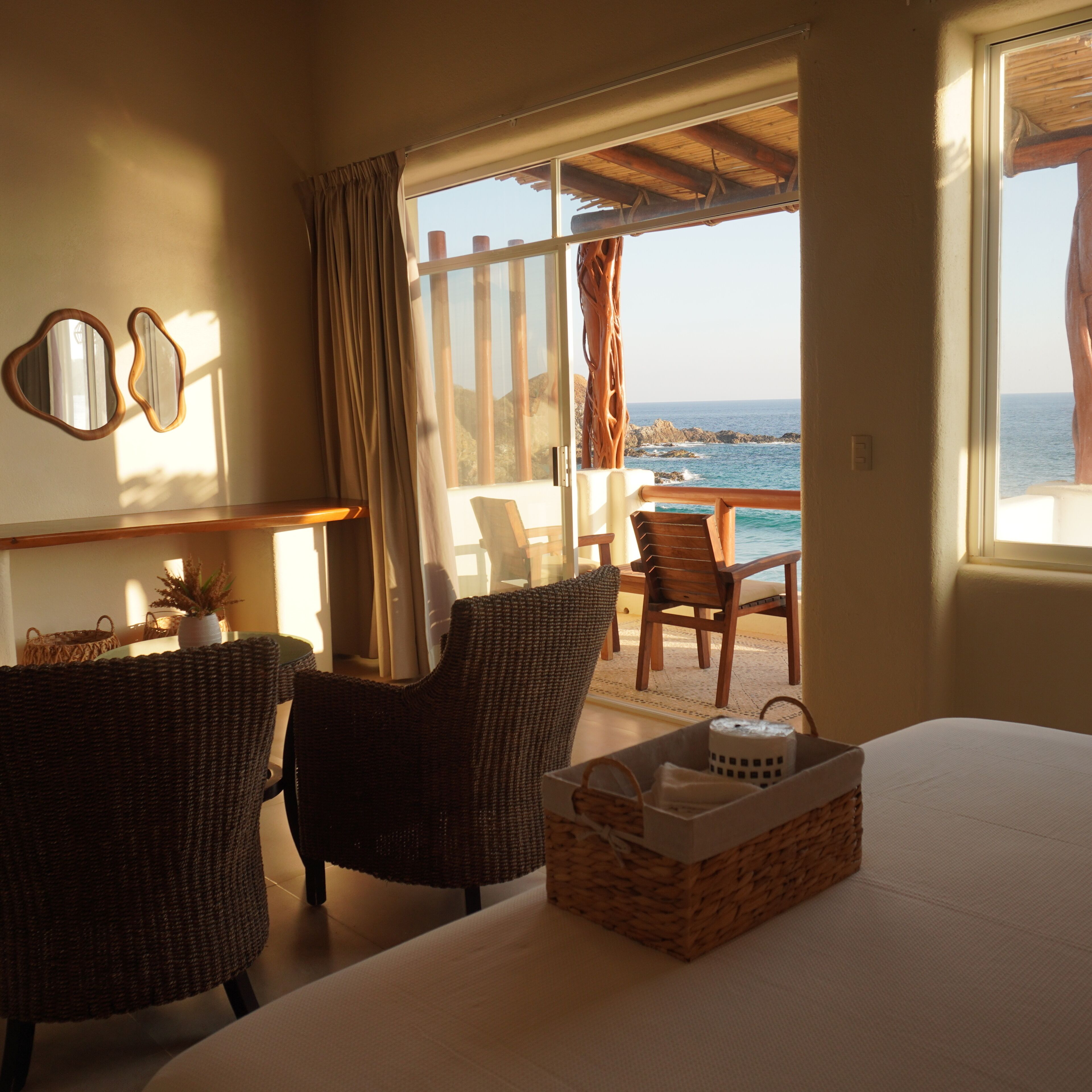 Suite superior, balcón, vista al mar | Caja de seguridad en la habitación, cortinas blackout y wifi gratis 