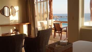 Suite superior, balcón, vista al mar | Caja de seguridad en la habitación, cortinas blackout y wifi gratis