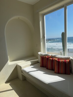 Suite Deluxe, balcón, vista al mar | Área de sala de estar