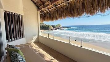 Habitación Deluxe con 2 camas individuales, balcón, vistas al mar | Terraza o patio
