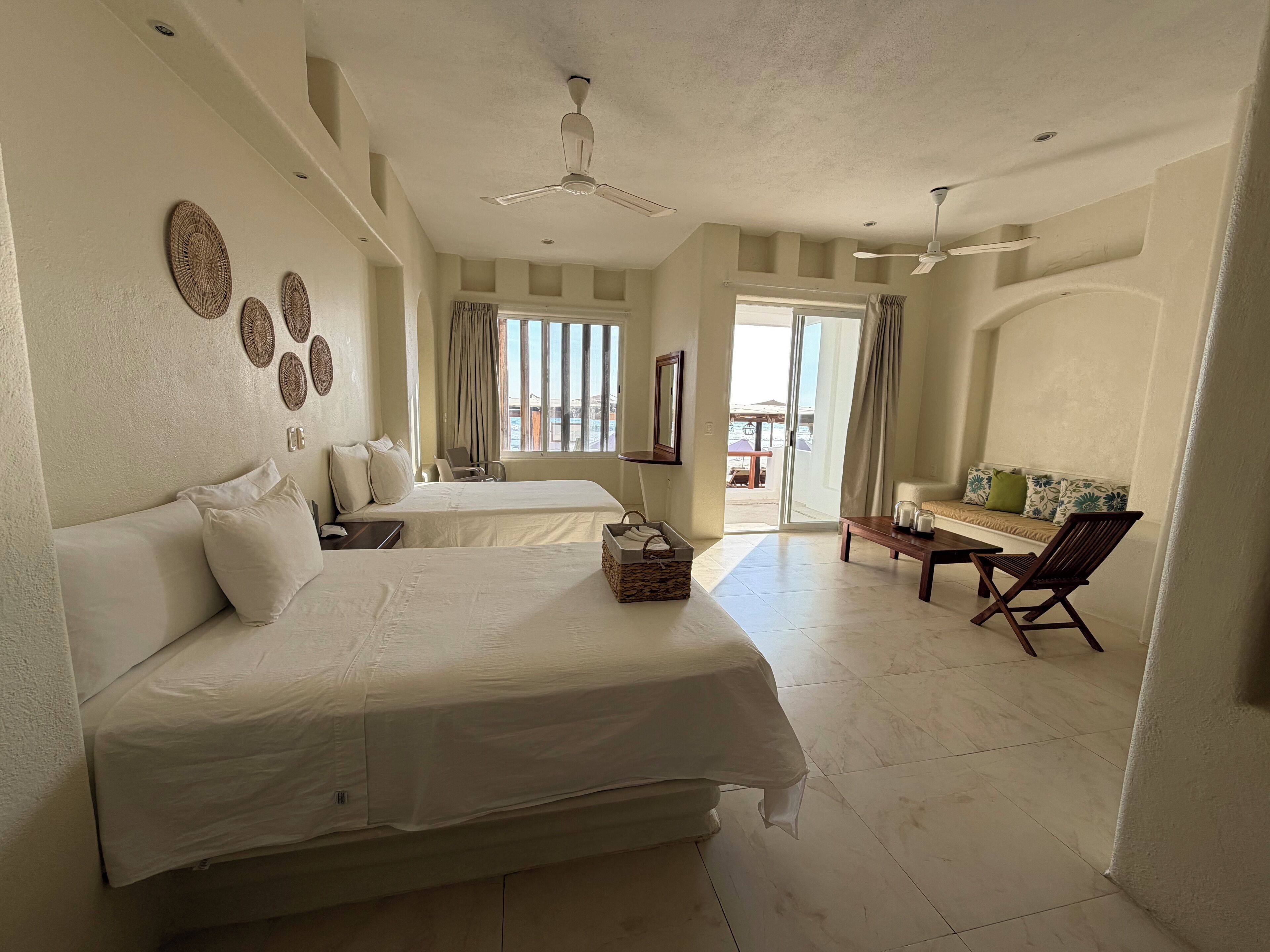 Tomannsrom, balkong, delvis havutsikt | Safe på rommet, blendingsgardiner, wi-fi (inkludert) og sengetøy