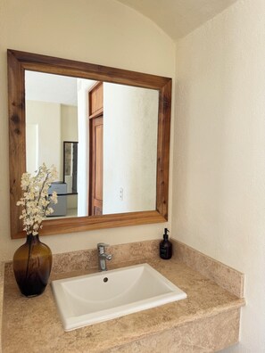 Suite Deluxe, balcón, vista al mar | Baño | Regadera, toallas, jabón, shampoo 