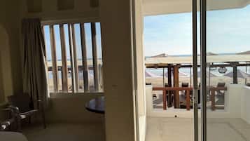 Habitación con 2 camas individuales, balcón, vistas parciales al mar | Caja fuerte, cortinas opacas, wifi gratis y ropa de cama