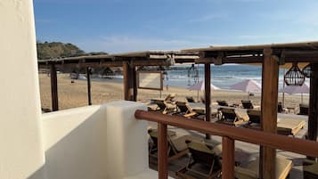 Habitación con 2 camas individuales, balcón, vista parcial al océano | Caja de seguridad en la habitación, cortinas blackout y wifi gratis