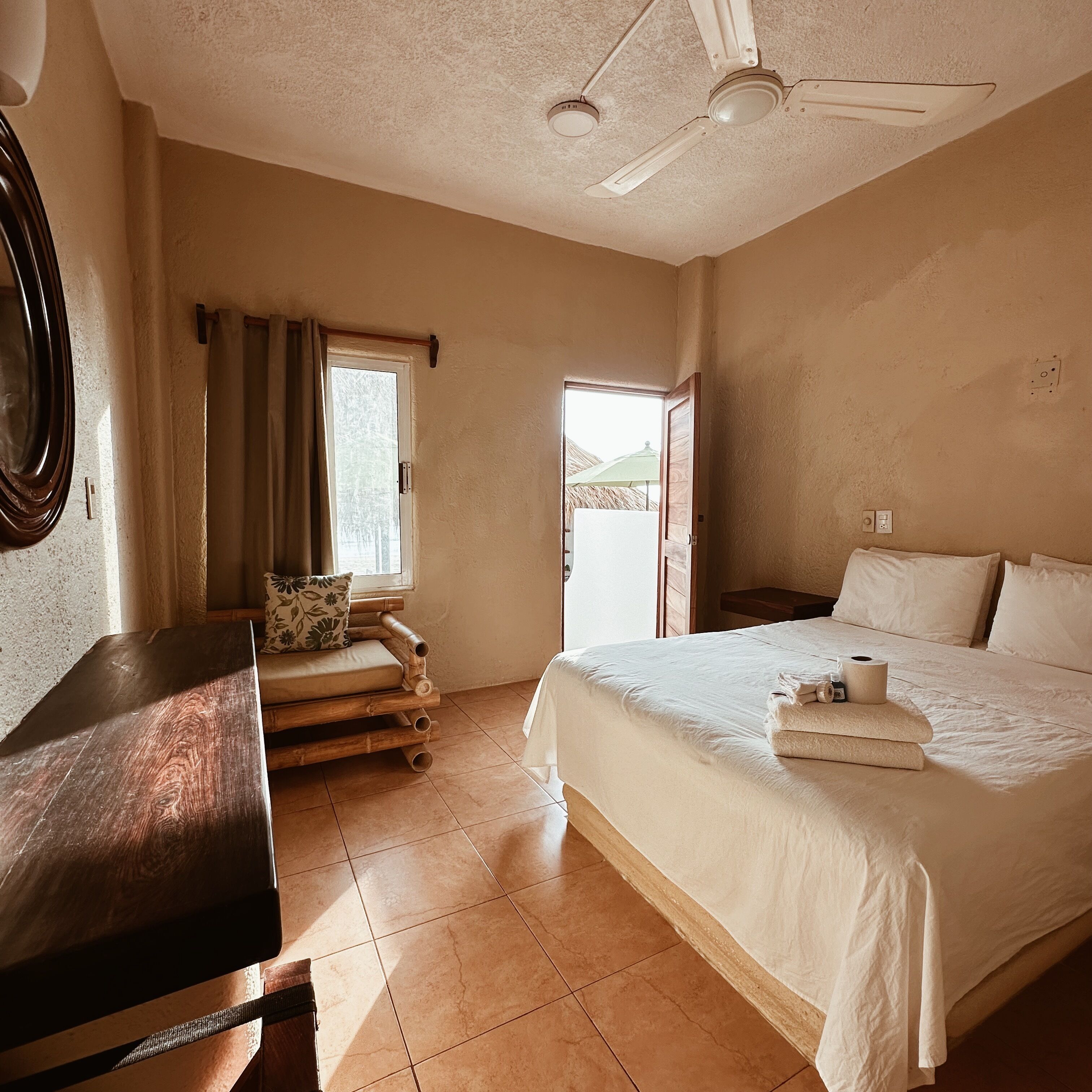 Chambre, balcon, vue mer | Coffres-forts dans les chambres, rideaux occultants, Wi-Fi gratuit