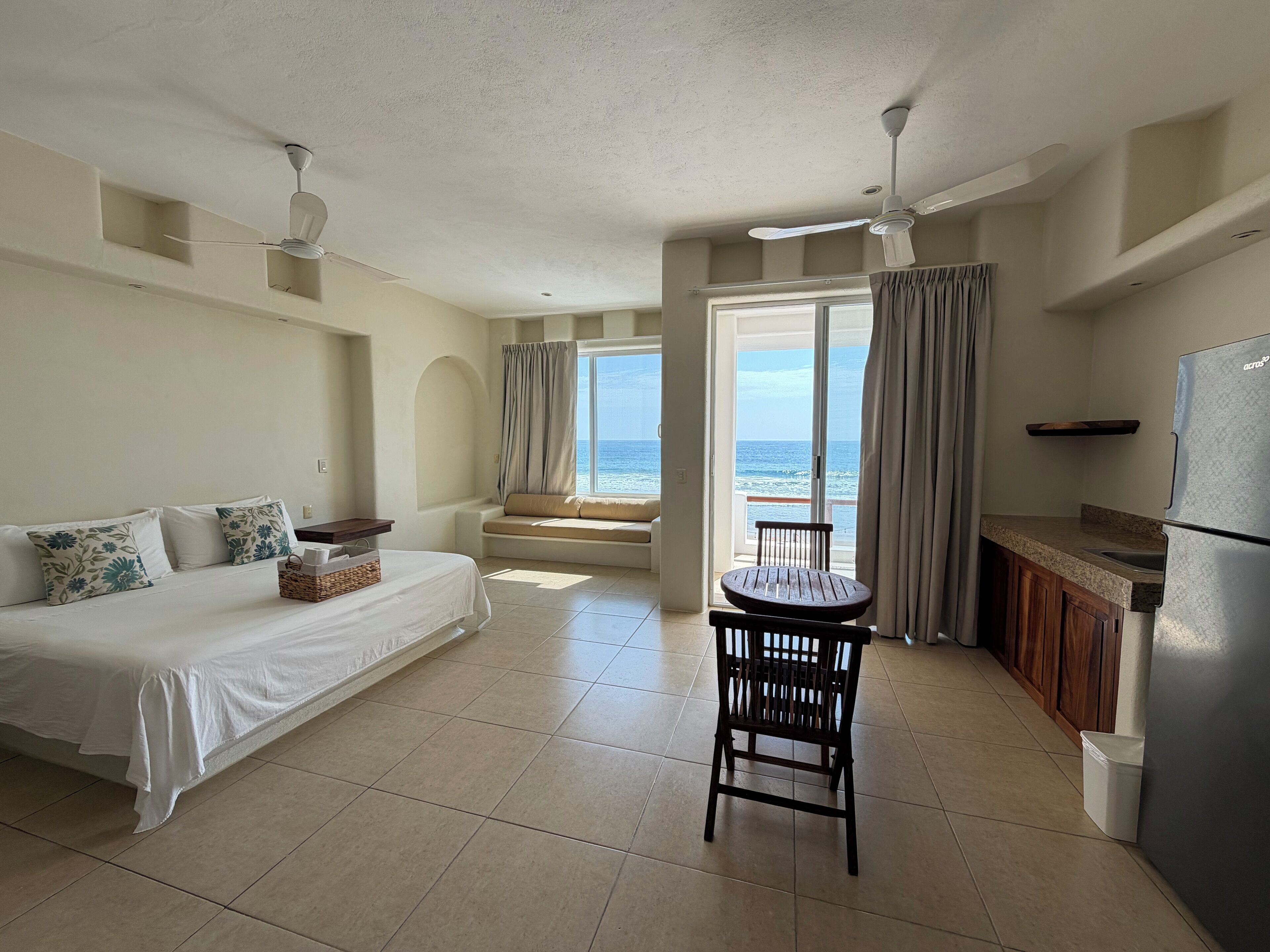 Chambre Junior, balcon, vue mer | Coffres-forts dans les chambres, rideaux occultants, Wi-Fi gratuit