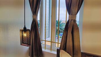 書桌、免費 Wi-Fi