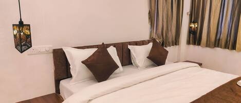 Deluxe Double or Twin Room, City View | Desk, free WiFi