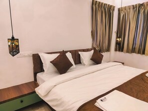 Habitación Deluxe con 1 cama matrimonial o 2 individuales, vista a la ciudad | Escritorio y wifi gratis
