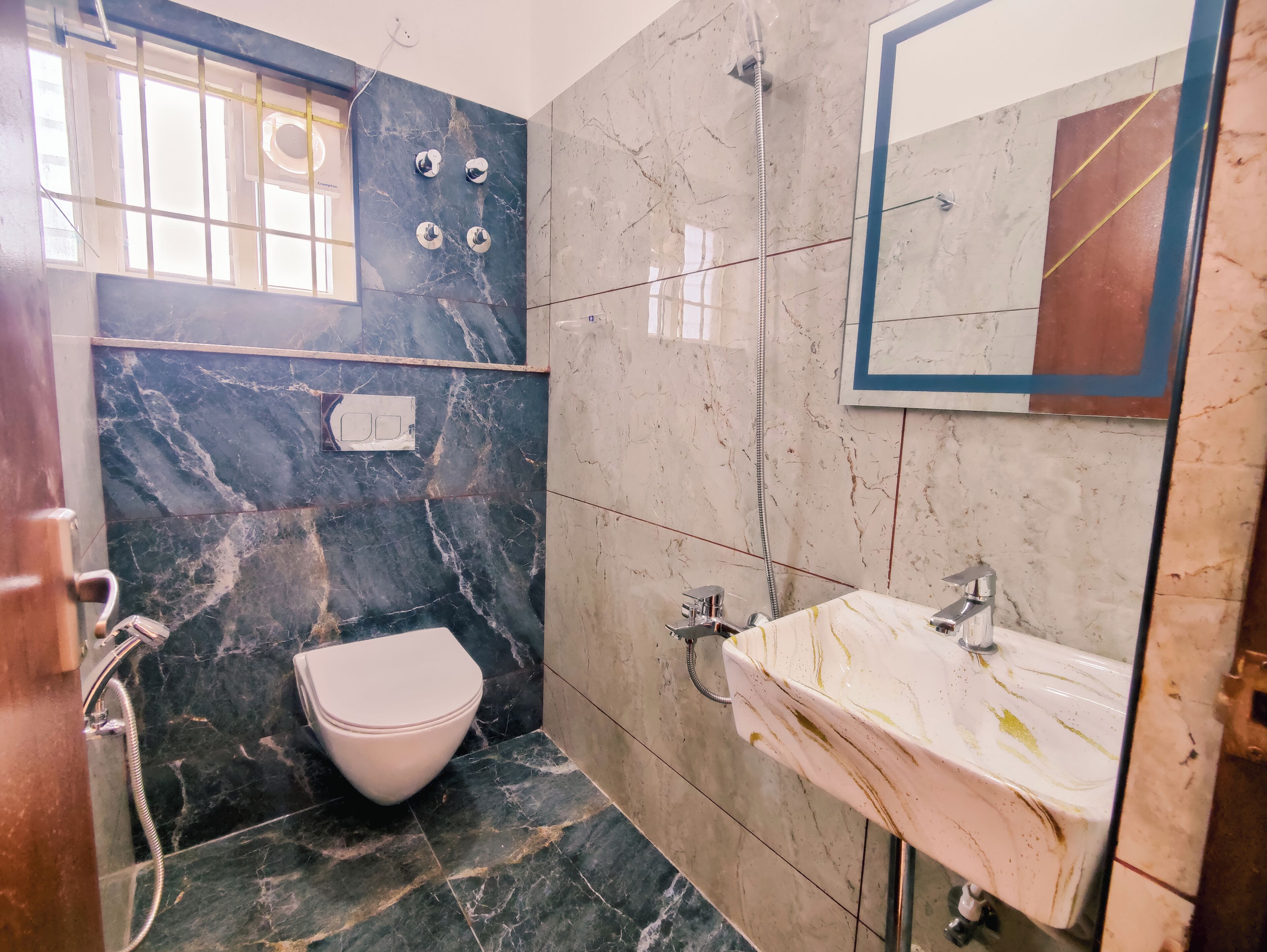 Un baño con inodoro, lavamanos y ducha.