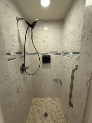 タオル、石鹸、トイレットペーパー