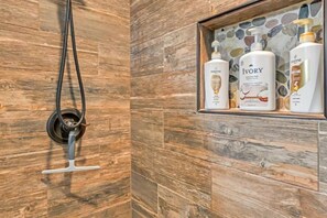 シャワー、ヘアドライヤー、タオル、石鹸