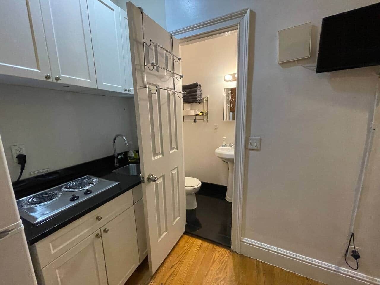 Kjøleskap, mikrobølgeovn, kokeplater og brødrister