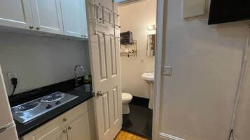 Kjøleskap, mikrobølgeovn, kokeplater og brødrister