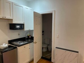 Geladeira, micro-ondas, cooktop, torradeira