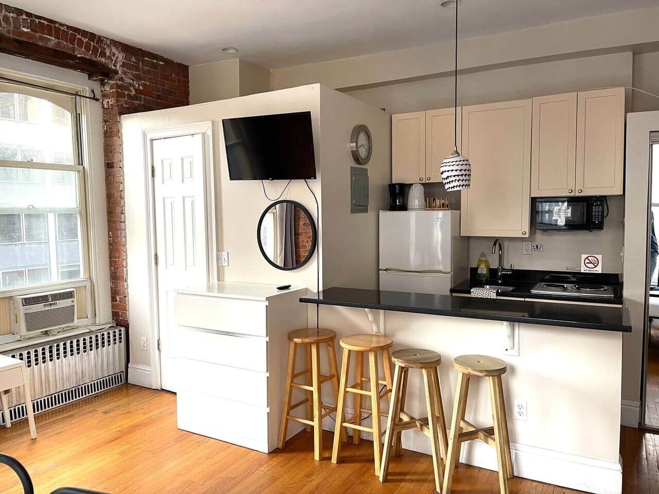 Frigorífico, microondas, placa de cocina y utensilios de cocina