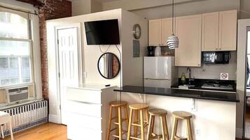 Frigorífico, microondas, placa de cocina y utensilios de cocina