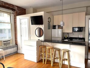 Frigorífico, microondas, placa de cocina y utensilios de cocina