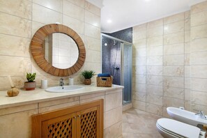 Shower, hair dryer, towels - Villa 'Picota' with Sea View, Wi-Fi and Air Conditioning (Tavira)