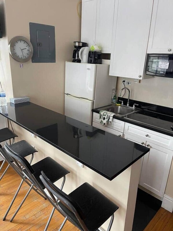 Kühlschrank, Mikrowelle, Herdplatte, Toaster