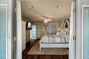 5 habitaciones, escritorio y tabla de planchar con plancha 