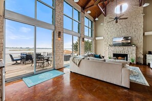 Televisión, chimenea y libros 