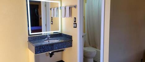 Baignoire, articles de toilette (gratuits), serviettes fournies, savon
