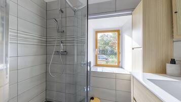 Een douche, handdoeken