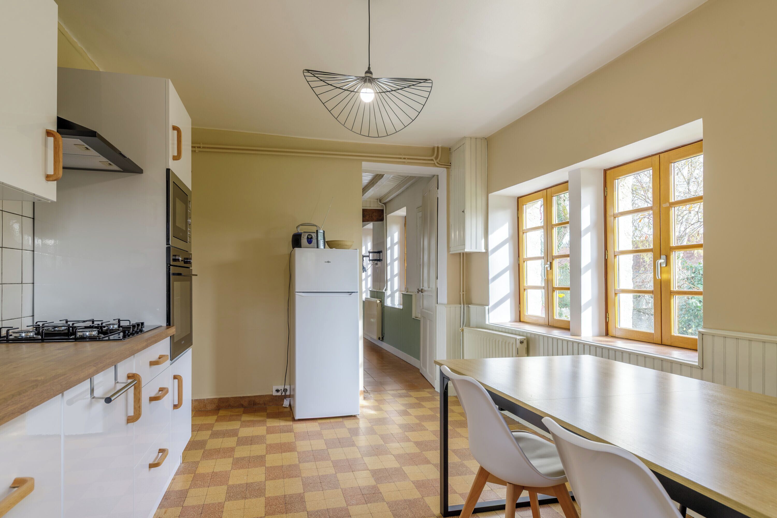 Een koelkast, een magnetron, een oven, een vaatwasser