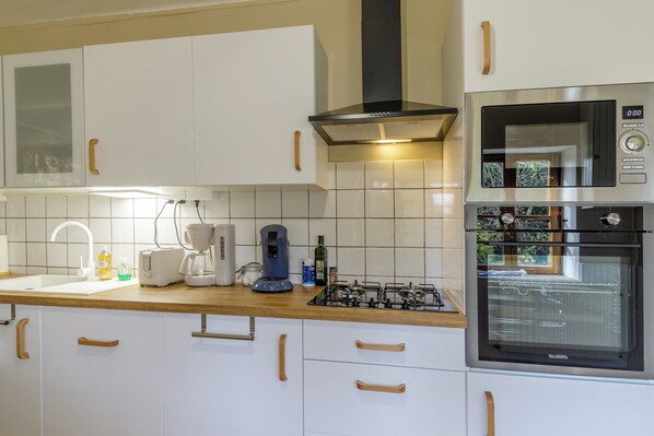 Kjøleskap, mikrobølgeovn, ovn og oppvaskmaskin