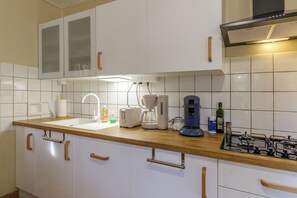 Een koelkast, een magnetron, een oven, een vaatwasser