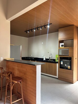 Microwave, oven, stovetop - Casamares beach in Ipioca, Maceió, Angra de Ipioca condominium, Hibiscus Beach Club (Maceió)
