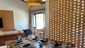 A dining area with a wooden table set for six, surrounded by wooden chairs. - Casamares beach in Ipioca, Maceió, Angra de Ipioca condominium, Hibiscus Beach Club (Maceió)