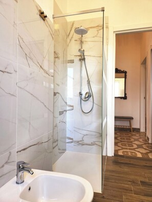Shower, hair dryer, bidet, towels - A charming villa near the beach and perfect base to explore beautiful cities (Sicilia)