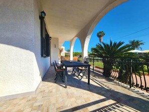 Outdoor dining - A charming villa near the beach and perfect base to explore beautiful cities (Sicilia)