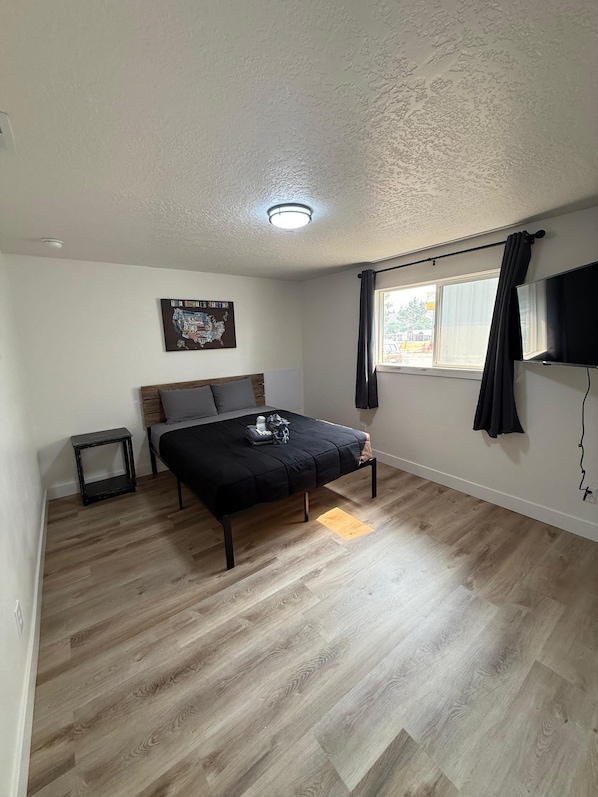 Apartment, 2 Bedrooms, Kitchen | Blackout curtains, free WiFi