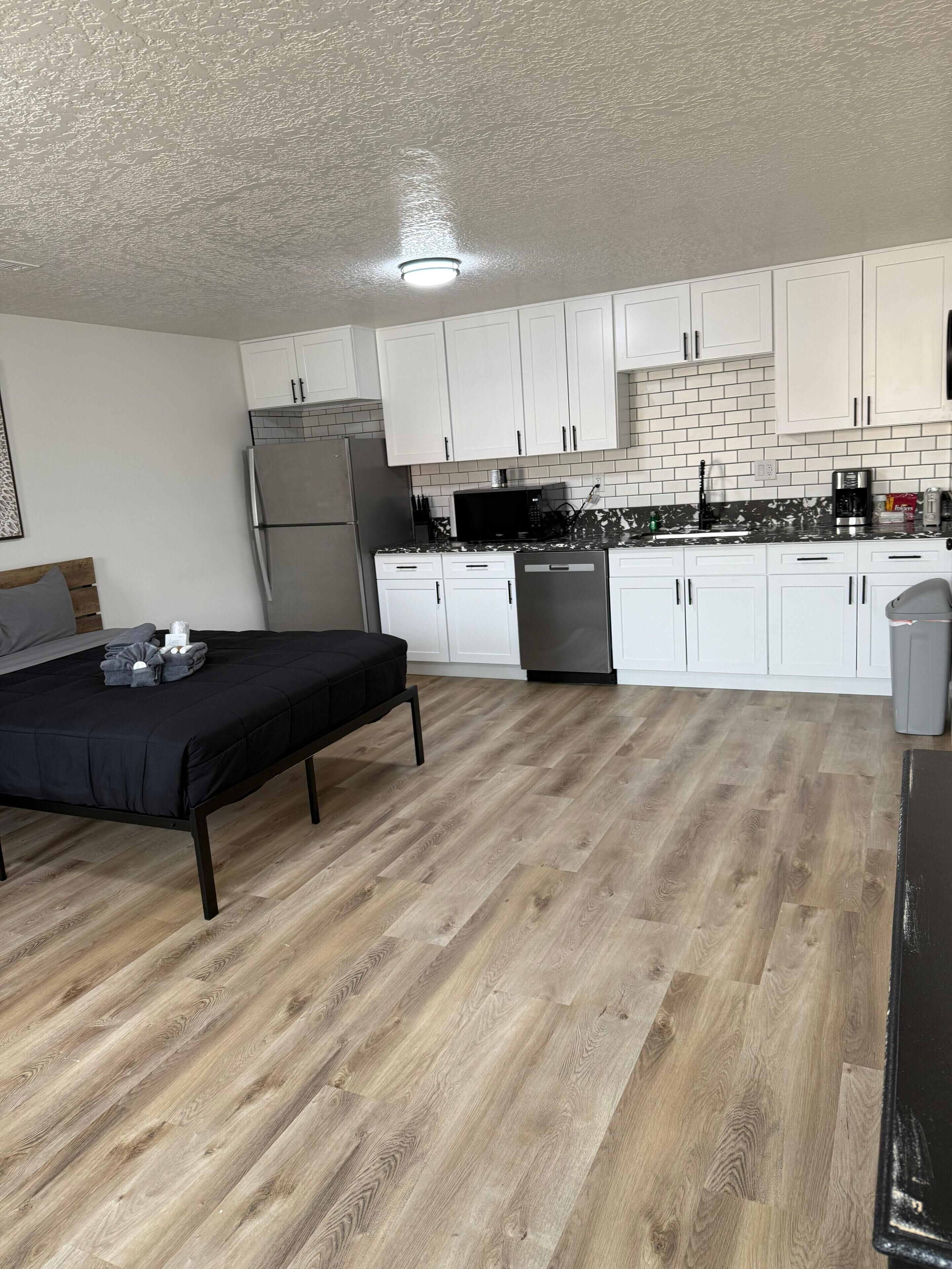 Studio Suite, Kitchenette | Blackout curtains, free WiFi