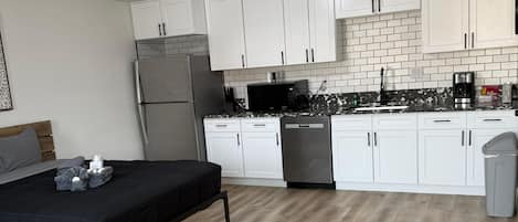 Studio-suite - tekøkken | Mørklægningsgardiner, gratis Wi-Fi