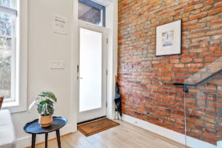 Interior. Sleeps 12! Downtown-Entire home w/rooftop