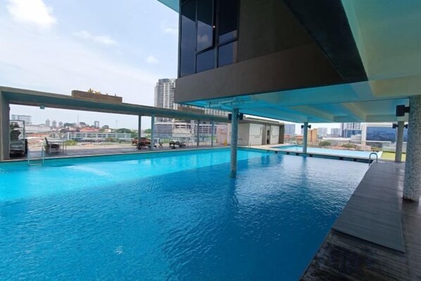 Una piscina interior con vistas a la ciudad, zona cubierta y diseño arquitectónico moderno.