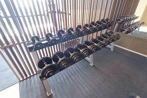 Een rek met gewichtsschijven in een sportschool.