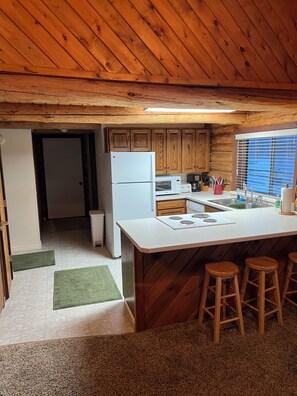 Microwave, oven, stovetop, dishwasher - Cozy mountain 3 bed retreat in Driggs (Driggs)