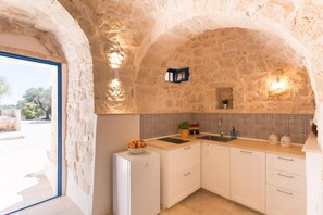 Geladeira, micro-ondas, cooktop, lava-louças